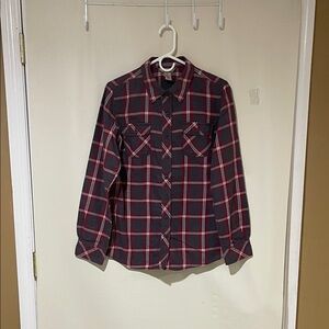 NWOT Duluth Trading Co Red and Gray Plaid Button Down Shirt SZ Medium
